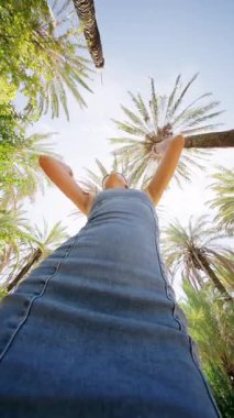 Havalı güneş gözlüğü takan şık bir şahsiyet güzel güneşli bir günün tadını çıkarır.