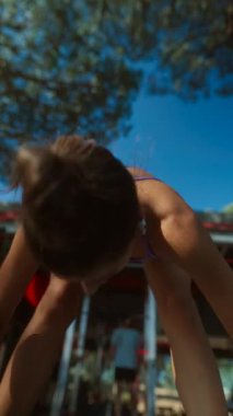 İnanılmaz bir güç ve kararlılık gösteren heyecan verici bir açık hava egzersizi.