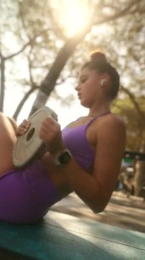 Tarz sahibi ve kendini işine adamış bir sporcu her iki sporcunun da spor ve bağlılıklarını sergileyerek güçlü bir eğitim rutinine girişir.