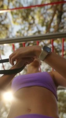 Formda bir birey açık havada dinamik bir egzersiz yapar, güçlü fiziksel aktivite ve zindelik gösterir..