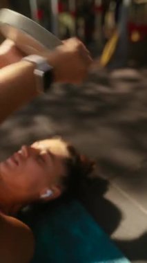 Açık havada güç eğitiminin esansını yakalayarak canlı yaz fitness titreşimlerini ve motivasyonunu vurguluyorum.