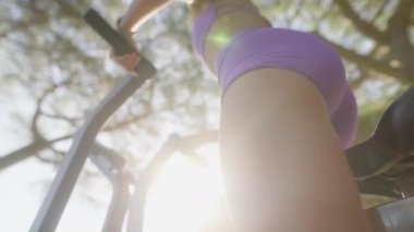 Kendini spora adamış bir fitness meraklısı, sıcak ve davetkar bir ortamda dışarıda şık kıyafetler giymekten hoşlanır.