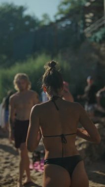 Neşeli, güneşli bir plaj sahnesi arkadaşlarla dolu güzel anları yakalıyor ve yazın tadını çıkarıyor.