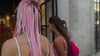 İki şık ve şık arkadaş canlı bir butik dükkanında alışverişin keyfini çıkarıyorlar.