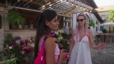 Canlı çiçeklerle dolu bir ortamda, iki şık kadın hayat hakkında canlı ve büyüleyici bir konuşma yaparlar.
