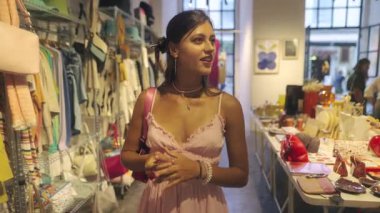 Modayı takip eden şık bir kadın mükemmel moda anlayışını ve hareketli atmosferini ön plana çıkarıyor.