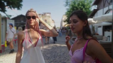 İki şık ve modaya uygun arkadaş güneşli bir günde canlı ve canlı bir sokak pazarını keşfediyor.