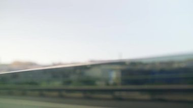 Şehir yaşamının canlı özünü gözler önüne seren hareketli kentsel manzaraların büyüleyici yansımaları.