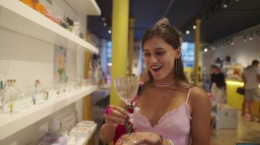 İki yakın arkadaş inanılmaz bir alışveriş deneyimini ve canlı bir butikte eşsiz eşyalar keşfetmeyi seviyorlar.