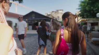 Arkadaşlarla neşeli bir gündü, güneşli bir yaz gezintisinin tadını çıkarıyordum.