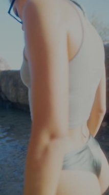 Parıldayan suyun yanında eğlenceli bir yaz günü, sıcak güneş ışığında neşe ve macera anları yakalıyor.