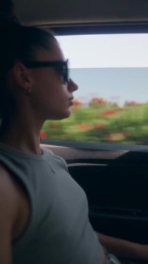 Bir gezgin, ilerideki heyecan verici maceralara kafa yoran hareketli bir araçtan çarpıcı bir okyanus manzarasının tadını çıkarır.