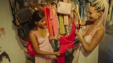 İki arkadaş, canlı bir butik atmosferde moda tercihlerini keşfetmek için heyecanlı bir yolculuğa çıkıyorlar.