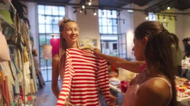 Çok yakın iki arkadaş şık ve modaya uygun bir butik atmosferde şık ve şık bir alışveriş gününün tadını çıkarıyorlar.