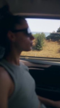 Bir arabayla rahat bir yolculuğa çıkın, büyüleyici ve güzel kıyı manzaralarını pencereye yansıtın.