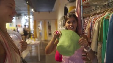 İki tutkulu moda meraklısı hareketli tarzları keşfetmek için birlikte moda butiği geziyorlar.