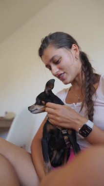 Kapalı bir alanda, bir kadın ve sevgili köpeği arasında paylaşılan son derece hassas ve sevecen bir an.