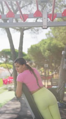 Kendini adamış bir kadın, spor salonunda yoğun bir şekilde antrenman yapıyor. İnanılmaz derecede sağlıklı olduğunu ve sağlığına olan bağlılığını gösteriyor.