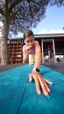 Etkin bir şekilde dinamik bir açık hava antrenmanına katılan odaklanmış bir birey onların zindelik ve refahını vurguluyor.