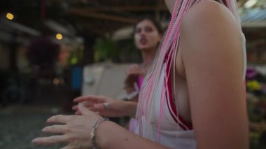 İki iyi arkadaş hareketli ve hareketli bir sosyal ortamda canlı ve hareketli bir sohbete girişiyor.