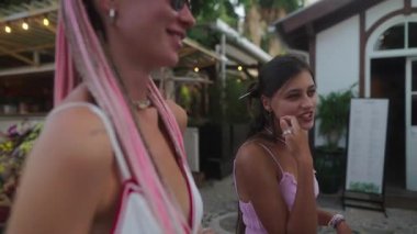 Canlı ve neşeli bir an, iki yakın arkadaşın moda bir açık hava pazarını keşfederken güzel bir şekilde görüntülendi.