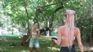 İki yakın arkadaş mutlu mesut güneşli bir günün tadını çıkarıyorlar. Beraberce yemyeşil ortamda frizbi oynuyorlar.