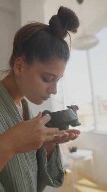 Sıcak güneş ışığı geniş bir odadan geçerken lezzetli çayın tadını çıkarmaya adanmış sakin bir an.