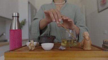 Huzurlu bir çay hazırlama anı, modern bir mutfakta geleneksel demleme yöntemlerini güzelce sergiliyor.