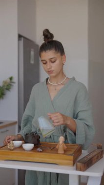 Huzurlu bir çay seremonisi çağdaş bir mutfak alanı içindeki sanatsal demleme sürecini zarif bir şekilde gözler önüne seriyor.