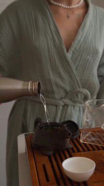 Sakinleştirici bir atmosferde zarif aletler kullanarak demlenen sakin ve sakin çay sanatına dalın.