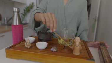 Kendinizi rahatlatıcı bir çay seremonisine daldırın. Toprak unsurları güzelce birleştirip farkındalığı arttırır.