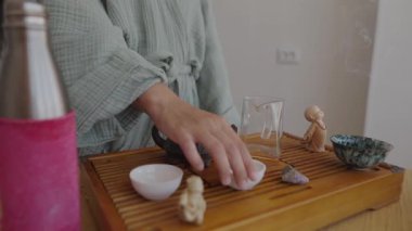 Sakin bir çay seremonisi, eşsiz çanak çömlek ve aletlerle, rahatlatıcı anlar ve rahatlama için mükemmel.