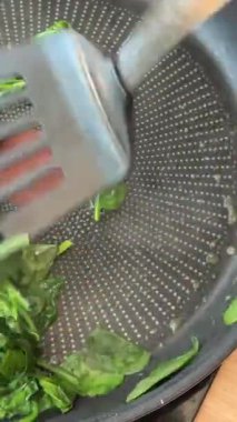 Taze ıspanağın canlı ve enfes pişirme sürecini yakalıyorum tavada cızırdıyor, renkli canlı.