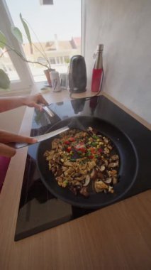 Taze sebzelerin canlı ve renkli bir görüntüsü güneşli bir mutfak alanında ustalıkla karıştırılıyor.