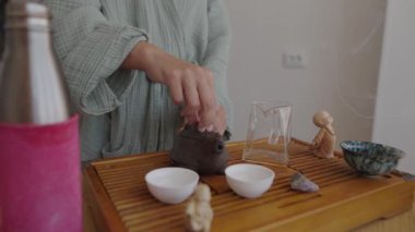 Huzurlu bir çay seremonisine dalın. Karmaşık çatal bıçaklar ve rahatlatıcı estetik bir atmosfer.