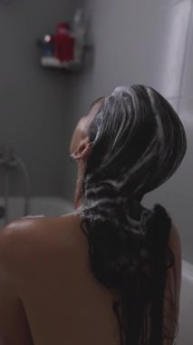 Huzurlu bir duş sahnesi saç bakımını, rahatlığı ve rahatlığı vurguluyor, özgüvenin altını çiziyor