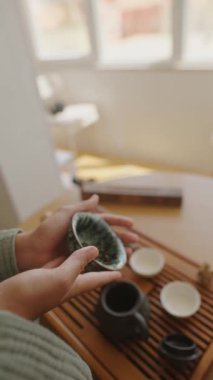 Çay hazırlama sanatına adanmış sakin bir an. Taze otlarla birlikte nefis bir çay seti.