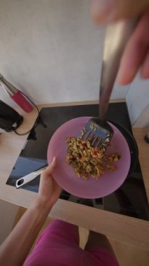 Bir insan mutfağında rengarenk bir yemek hazırlar. Mutfak yeteneklerini ve sağlıklı beslenme yeteneklerini gösterir.