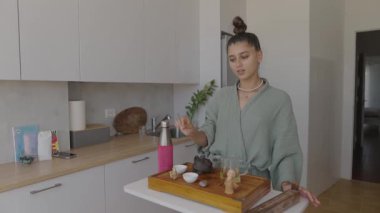 Ahlia, modern bir mutfakta taze, yerel malzemelerden yapılan enfes yemeklerle bir mutfak etkinliği sunuyor.