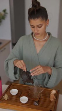 Geleneksel teknikler ve zarif sunumlarla demlenen çayın dingin deneyiminin tadını çıkarın.