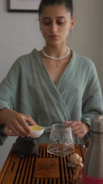 Huzurlu bir çay seremonisi yaşayın. Hassas bir tebliğ sergiler ve katılımcıları barışçıl bir atmosfere sarar.