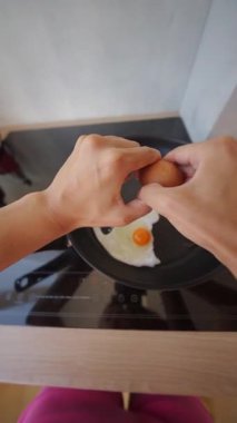 Bahşiş dolu bu basit ve yararlı yemek rehberiyle profesyonel bir aşçı gibi yumurta kırmayı öğren.