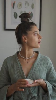 Rahat bir ortamda, şık genç bir kadın huzurlu bir andan zevk alır, zarafeti ve özeni mükemmel bir şekilde temsil eder.