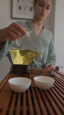 Huzurlu ve sakin bir çay demleme süreci çay hazırlama sanatının inceliklerini güzel bir şekilde vurguluyor.