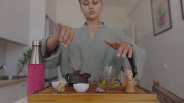 Çağdaş bir mutfakta huzur ve huzur dolu bir çay hazırlama anı yaşanıyor.