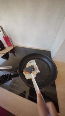 Yapışkan olmayan bir tavada yumurta kızartma gösterisi için bize katılın.