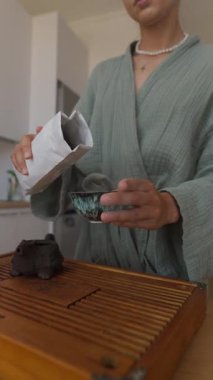 Huzurlu bir sabah, dikkatli çay hazırlama sürecini, farkındalık, sükunet ve huzuru yansıtır.