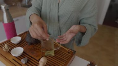 Bu huzurlu ve huzurlu çay hazırlama sahnesiyle çay yapmanın güzel sanatını keşfedin.