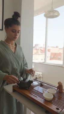 Huzurlu ve huzurlu bir çay seremonisi güzel bir şekilde sakinleştirici bir ortamda zarif bir düzen sergiliyor.