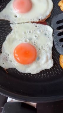 Büyüleyici görseller güzel bir şekilde güneşli tarafı gösteriyor. Kızartma tavasının içinde mükemmel pişmiş yumurtalar.